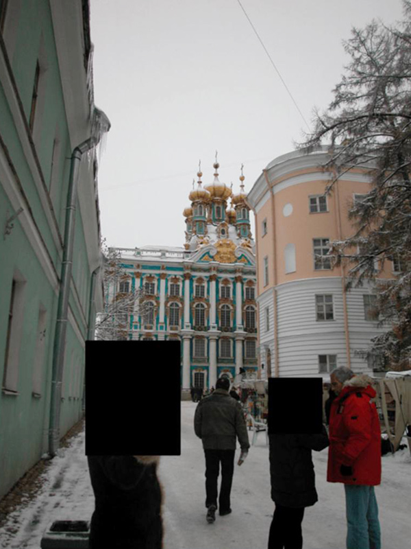 Эпштейн (в красной куртке справа) с неизвестными неподалеку от Церкви Воскресения Христова Екатерининского дворца в Пушкине.