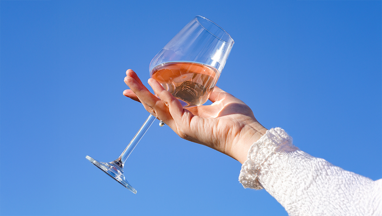 Вино в небе: что подают пассажирам российских авиалиний