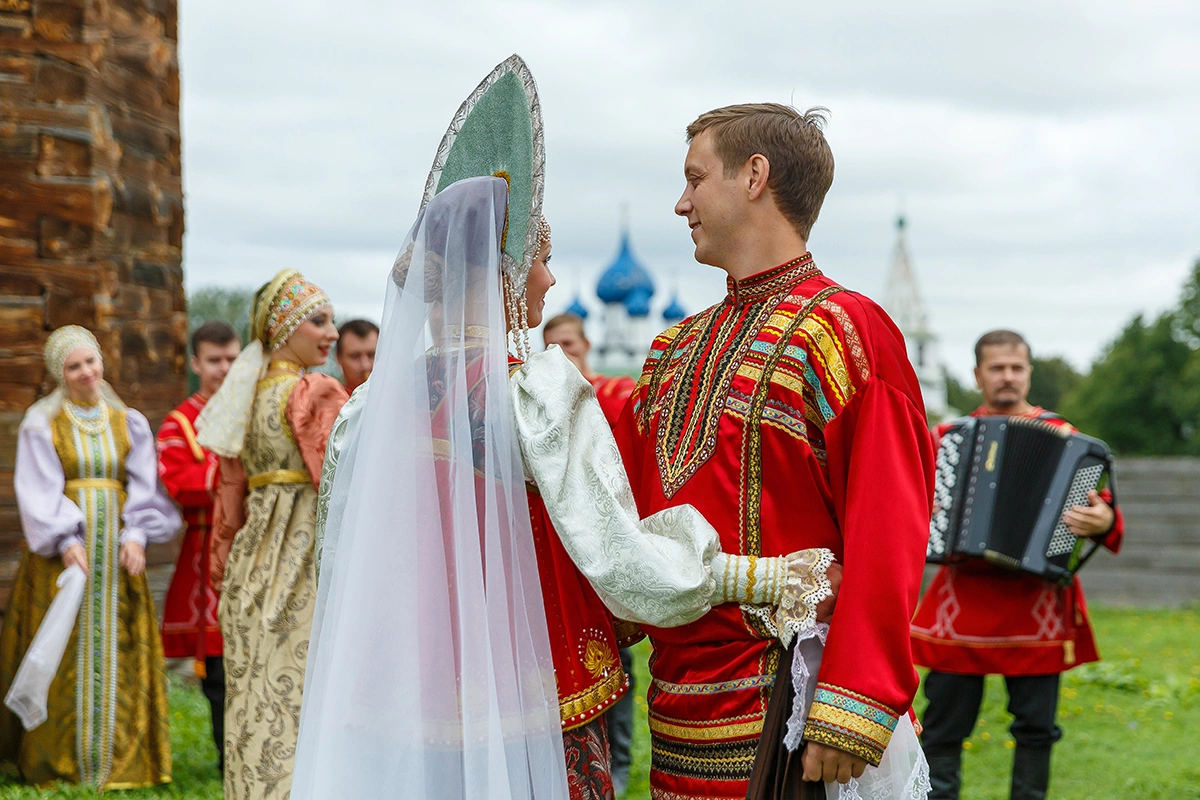 Если девушка придет на Красную горку на гулянье, она скоро выйдет замуж