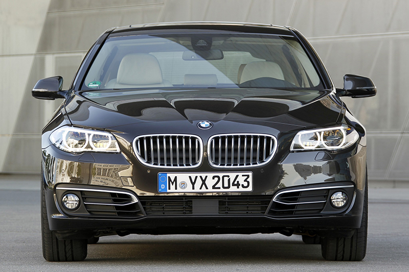 BMW 530

Этот автомобиль пополнял кремлевский автопарк до&nbsp;2013 года включительно. Последний крупный заказ&nbsp;&mdash;&nbsp;ведомству потребовалось 170 таких авто на&nbsp;330 млн&nbsp;руб.&nbsp;&mdash; бывший пресс-секретарь УДП Виктор Хреков, как&nbsp;и всегда, назвал &laquo;плановой закупкой в&nbsp;рамках ежегодного обновления автопарка&raquo;. В интернете возмутились: жители Дальнего Востока в&nbsp;тот момент страдали от&nbsp;наводнения, и&nbsp;на&nbsp;ремонт в&nbsp;регионе дорог власти выделили немногим больше, чем&nbsp;на&nbsp;автомобили для&nbsp;президентского хозяйства,&nbsp;&mdash; 500 млн&nbsp;руб.

