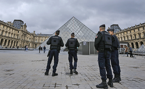 Полицейский патруль на улицах Парижа