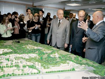 Владимир Путин во время посещения столичного микрорайона Куркино вместе с московским градоначальником. 