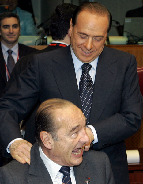 24 марта 2006 года. Премьер-министр Италии Сильвио Берлускони держит за&nbsp;плечи президента Франции Жака Ширака.
