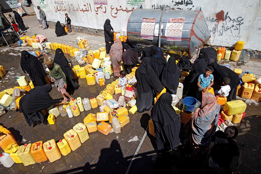 Как сообщает агентство Reuters, в ходе боевых действий были убиты не менее 10 тыс. человек. Более 14 млн человек в Йемене нуждаются в продуктах питания, из них около 7,5 млн голодают. По оценке Международного Комитета Красного Креста, резервов продовольствия в Йемене хватит на два&mdash;четыре&nbsp;месяца.

На фото: люди с пустыми канистрами в очереди на получение питьевой воды в первый день двухсуточного прекращения огня в Сане, 19 ноября 2016 года

