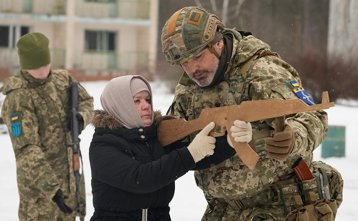Инструктор тренирует члена территориальных сил обороны Украины