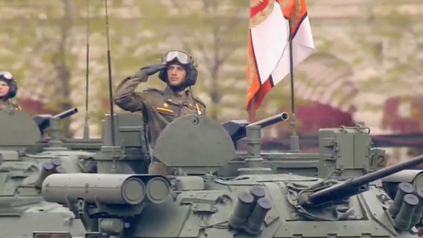 В нескольких регионах России отменили воздушную часть парада Победы