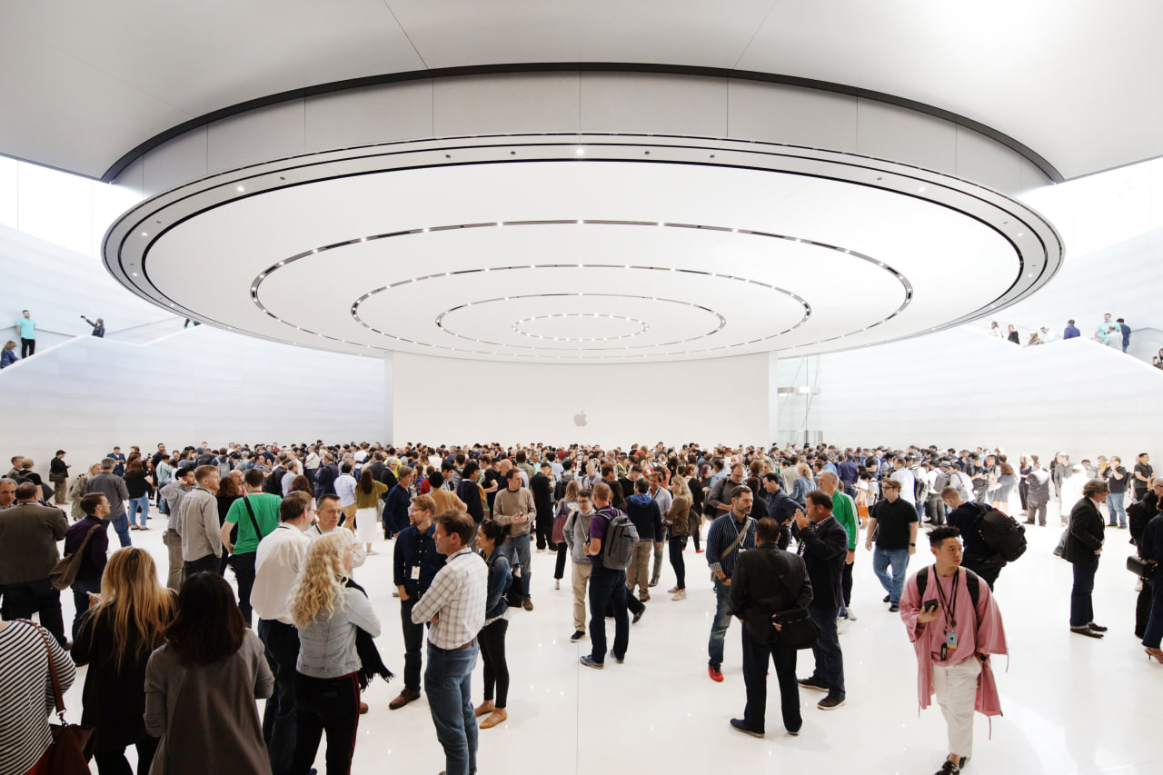 Театр имени Стива Джобса в Apple Park.