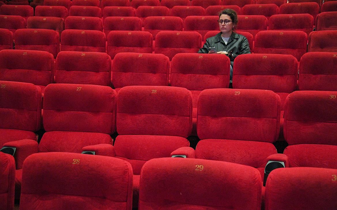 Россияне стали меньше ходить в кинотеатры, но больше на них тратить