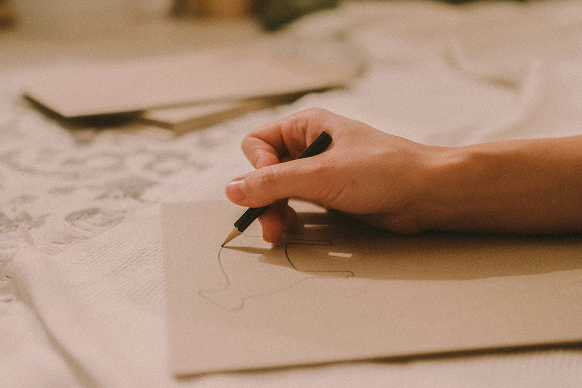 Бетти Эдвардс рекомендует тренировать быстрые наброски контуров