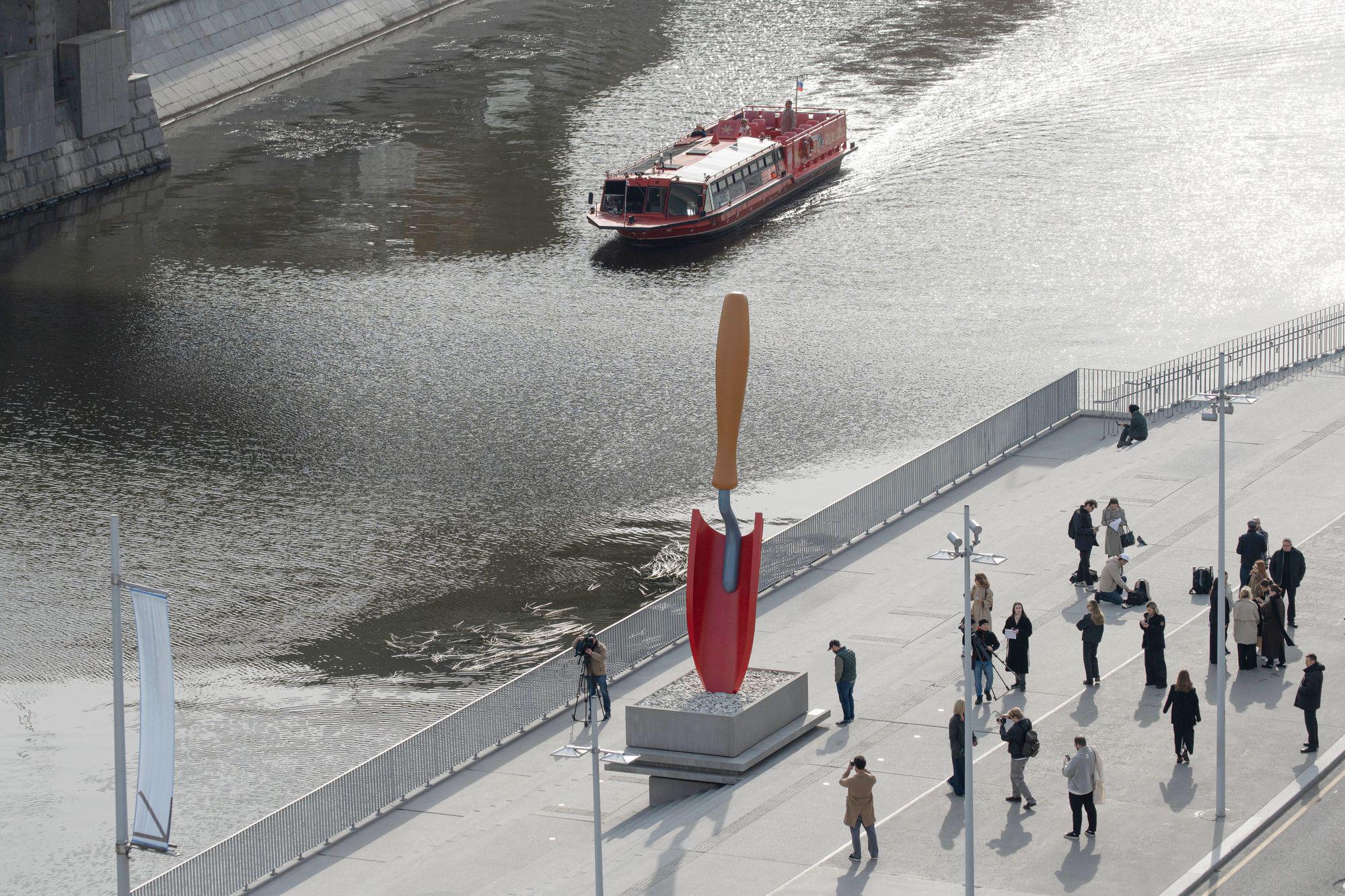 Клас Олденбург и Кошье ван Брюгген. &laquo;Садовая лопатка&raquo;