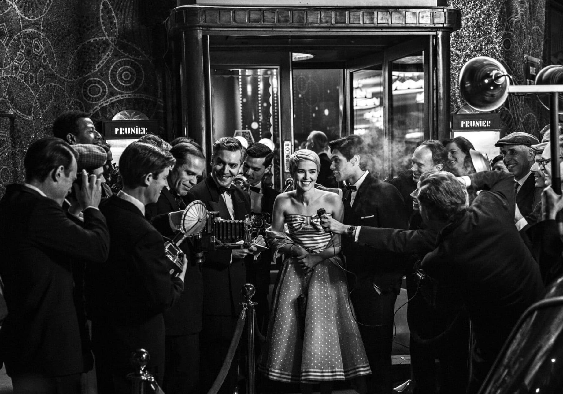 «Новая волна».Драмеди-байопик о Жан-Люке Годаре, Жан-Поле Бельмондо, Джин Сиберг и их киноэксперименте, который заложил начало направлению французской новой волны. Американский режиссер Ричард Линклейтер (трилогия «Перед…», «Пробуждение жизни» и другие) взял этот почти забытый миром кусок истории из Парижа 1950-х, нарядил его в черно-белый цветокорр, вручил актерам, поразительно похожим на своих прототипов, папиросы (в кадре курят напропалую — имейте в виду!), солнцезащитные очки, очаровательный снобизм, готовность рушить шаблоны и создал тем самым отличное зрительское кино