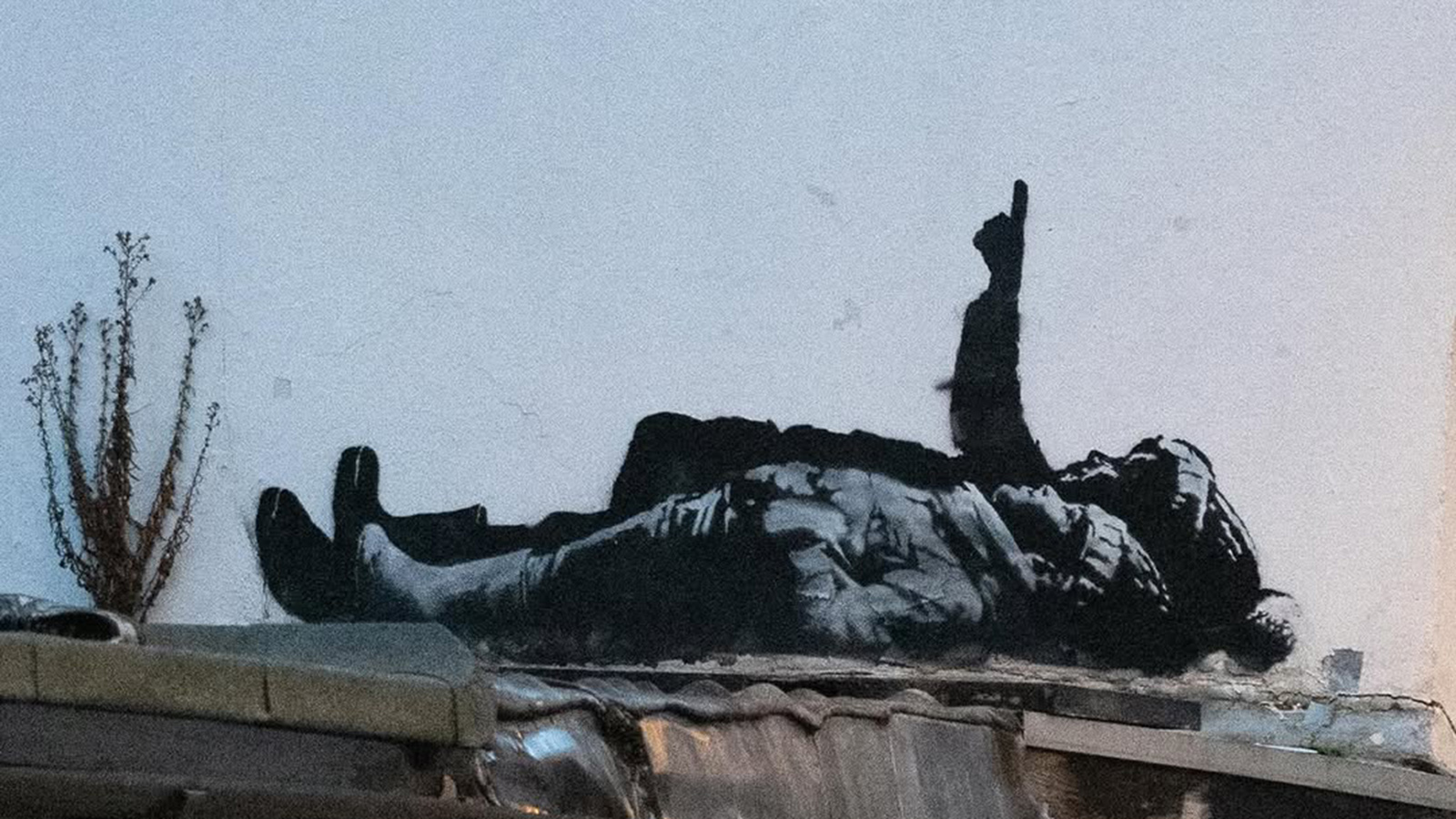 Граффити художника Бэнкси, выполненное на стене районе Бейсуотер в западной части Лондона