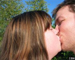 Женщина проглотила зуб любовника  во время "французского" поцелуя