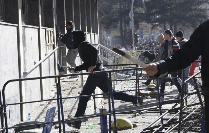 В массовых беспорядках в Боснии пострадали около 200 человек