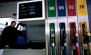 Средняя по России цена на бензин снизилась до 17,83 рубля за литр
