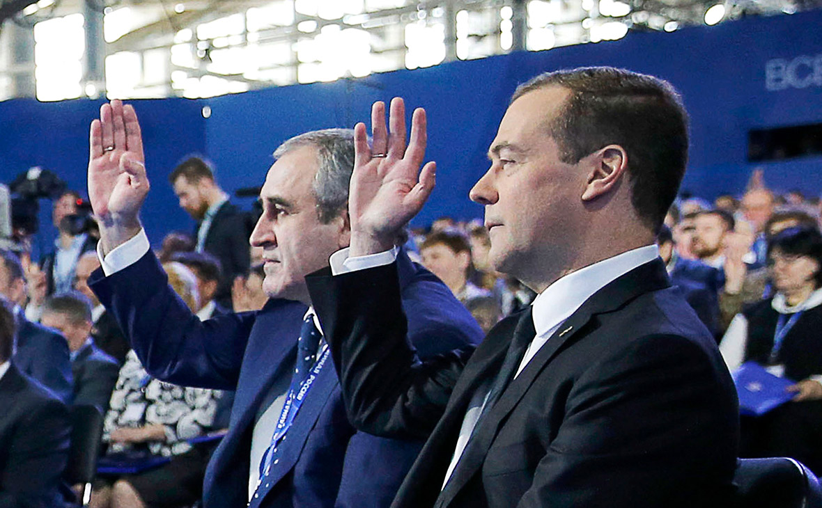 Дмитрий Медведев и&nbsp; Сергей Неверов (справа налево)


