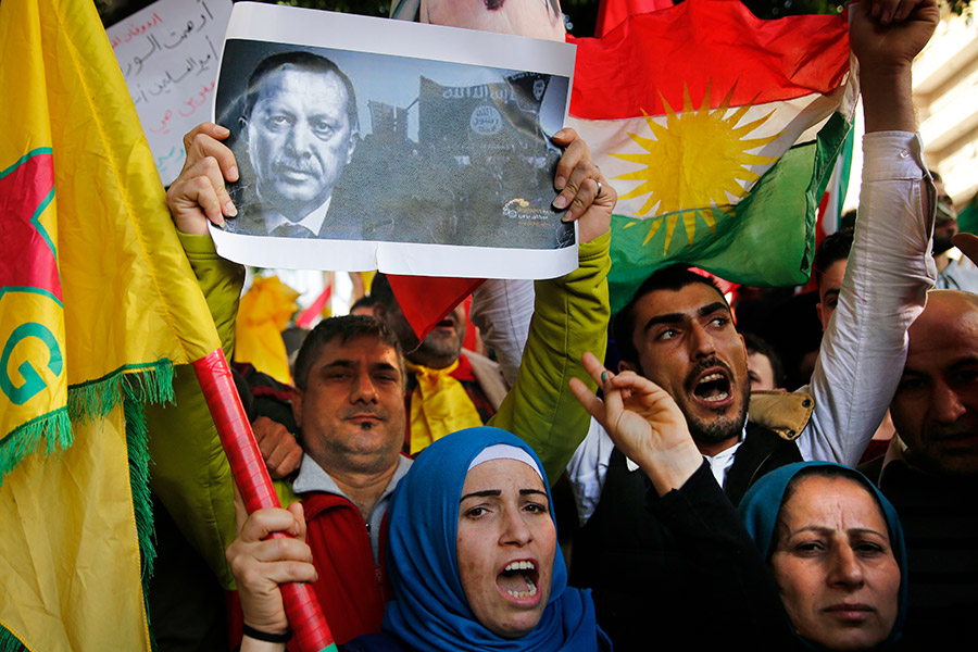 Курдские демонстранты протестуют против операции турецкой армии
