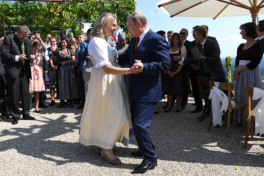 После церемонии Путин пригласил Карин Кнайсль на танец