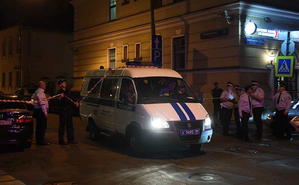 Машина правоохранительных органов на улице Сивцев Вражек в Москве


