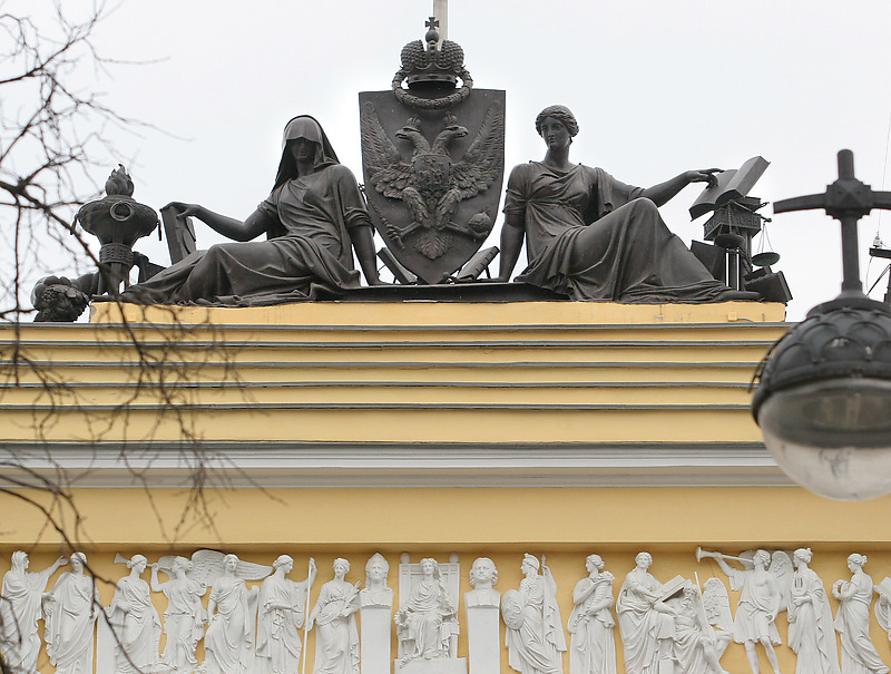 Скульптура &laquo;Правосудие и Благочестие&raquo; на здании Конституционного суда РФ