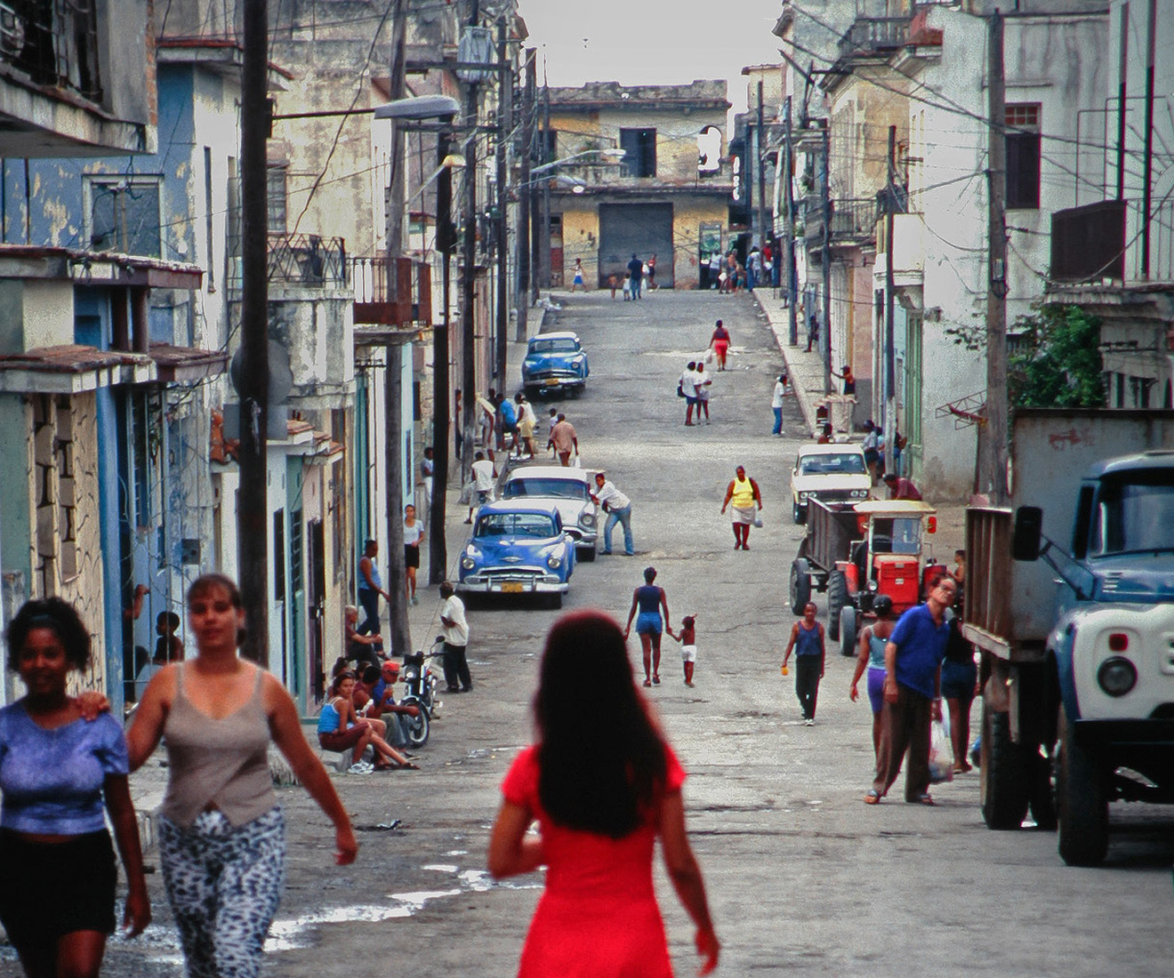 Кубинская Гавана образца 1996-го мало отличалась от себя самой 1960-го, когда прекратила экономические отношения с США. Зато есть советская техника.
