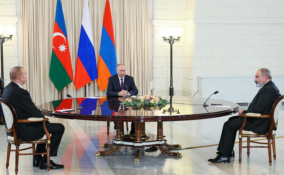 Ильхам Алиев, Владимир Путин и Никол Пашинян (слева направо)