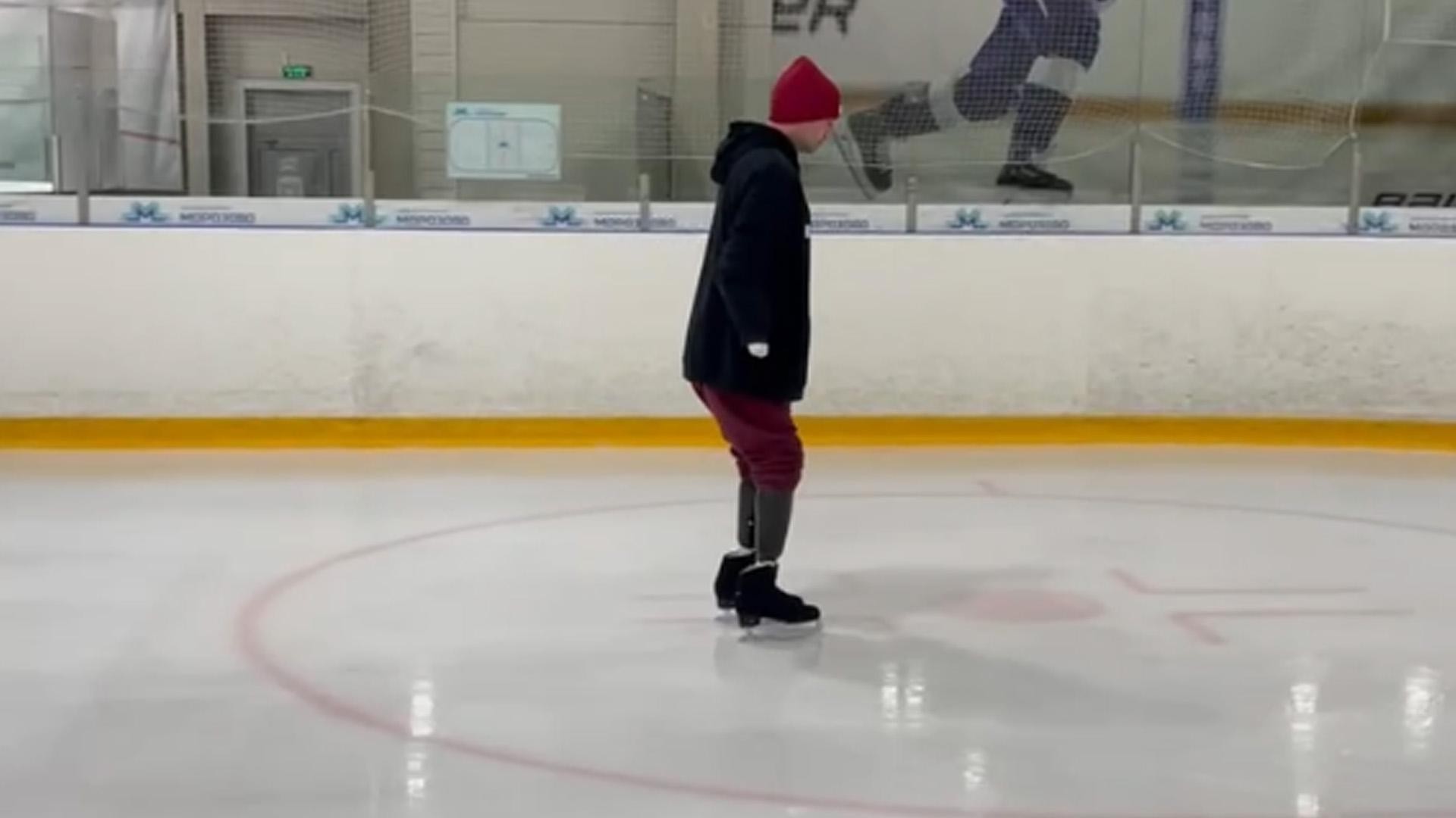 Костомаров впервые после протезирования вышел на лед на коньках. Видео