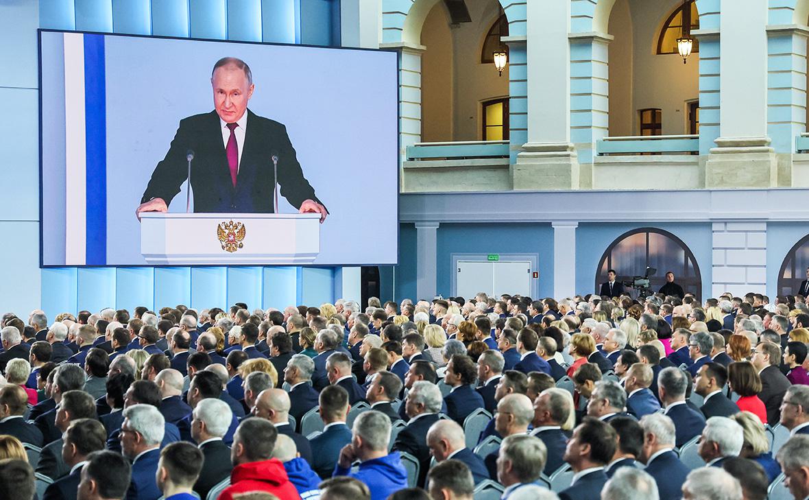 Владимир Путин во время выступления с ежегодным посланием Федеральному собранию РФ в 2023 году