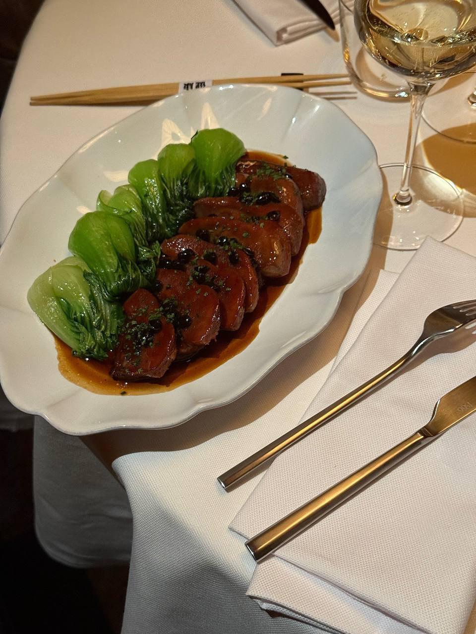 Язычки ягненка с соусом черные бобы