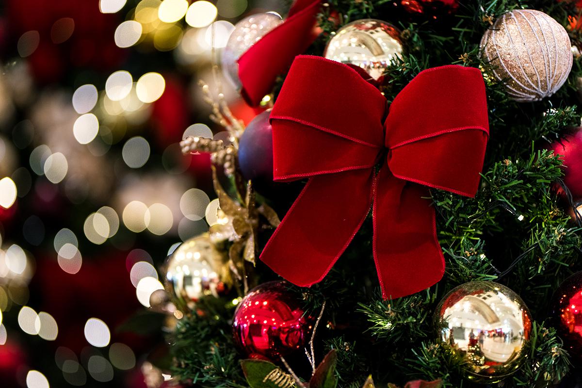 Дополните минималистичное украшение елки выразительным акцентом, например, фактурным и ярким бантом