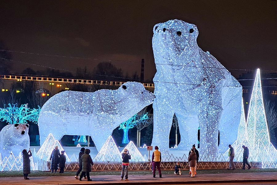 Инсталляция «Полярные медведи» в парке возле Ростокинского акведука