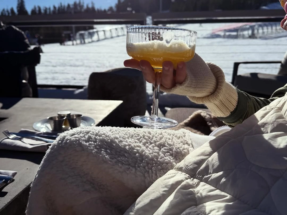 Что в бокалах у звезд: новогодние напитки знаменитостей