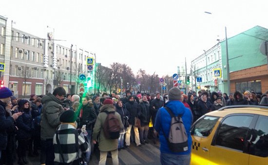 Валютные заемщики перекрывают улицу Неглинная ​у здания Центробанка в Москве