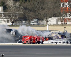 В аэропорту Токио разбился грузовой самолет