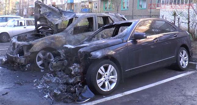 В Казани неизвестные подожгли два автомобиля Mercedes