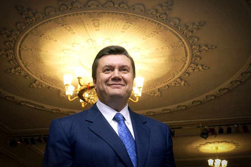 Второй из&nbsp;главных кандидатов на&nbsp;пост президента Украины в&nbsp;2004 году&nbsp;&mdash; Виктор Янукович&nbsp;&mdash; принимал участие в&nbsp;выборах, будучи премьер-министром страны. После поражения подал в&nbsp;отставку и&nbsp;ушел в&nbsp;оппозицию. После победы его &laquo;Партии регионов&raquo; на&nbsp;выборах в&nbsp;2006 году вновь возглавил правительство и&nbsp;был премьером до&nbsp;2007 года. С 2010 по&nbsp;2014 год был президентом Украины, вплоть&nbsp;до&nbsp;отстранения от&nbsp;власти после&nbsp;отъезда в&nbsp;Россию во&nbsp;время массовых протестов в&nbsp;Киеве. Интерпол после&nbsp;обращения властей Украины объявил Януковича в&nbsp;международный розыск.
