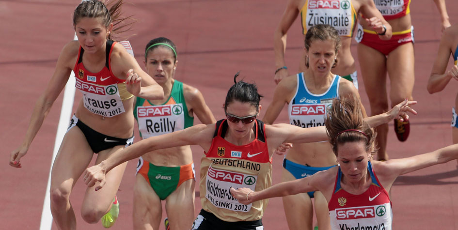 Российская бегунья Любовь Харламова (крайняя справа) в полуфинальном забеге на 3000 м с препятствиями на чемпионате Европы 2012 года в Хельсинки