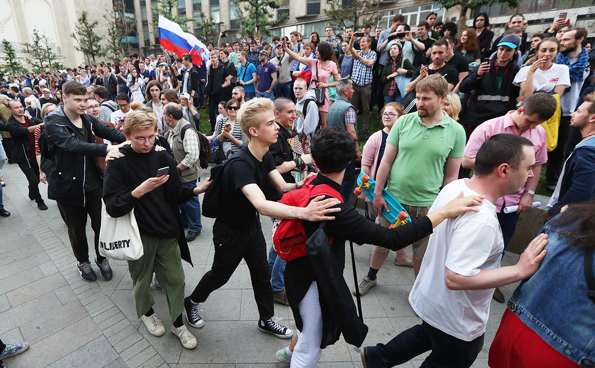 Дети на митинге навального. Молодежь на митинге. Несанкционный митинг подростков. Школьники на митинге. Протесты молодежи.
