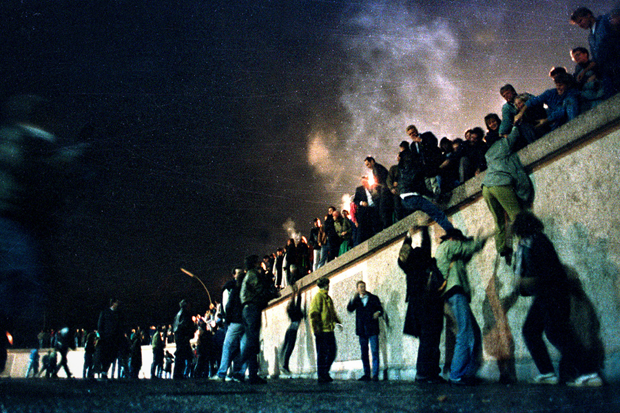 Берлинская стена простояла с 13 августа 1961 года по 9 ноября 1989 года, а появилась практически за одну ночь.

Утром 13 августа 1961 года берлинцы увидели строительные работы в восточном секторе. Указание начать строительство отдал руководитель Восточной Германии Вальтер Ульбрихт по решению местного парламента. Сначала появилась колючая проволока, которую с 15 августа начали менять на бетонные и каменные заграждения
