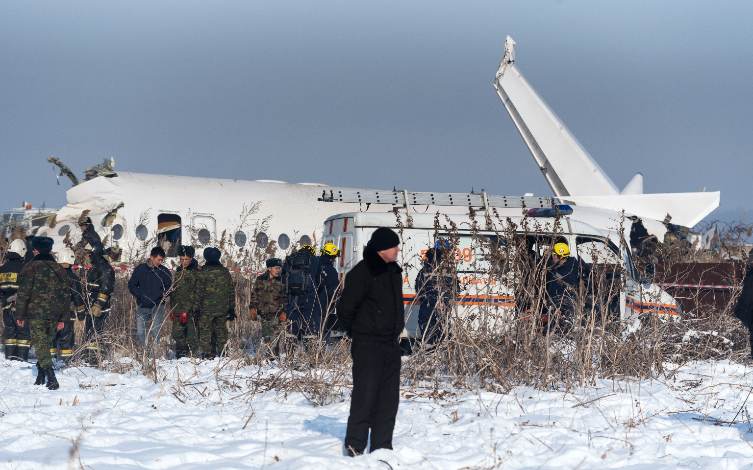 Авиакомпания назвала «спутный след» причиной падения самолета в Алма-Ате