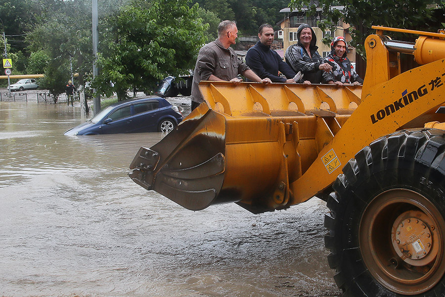 Власти Краснодарского края решили подготовиться к эвакуации жителей из возможных мест подтопления, если ситуация ухудшится