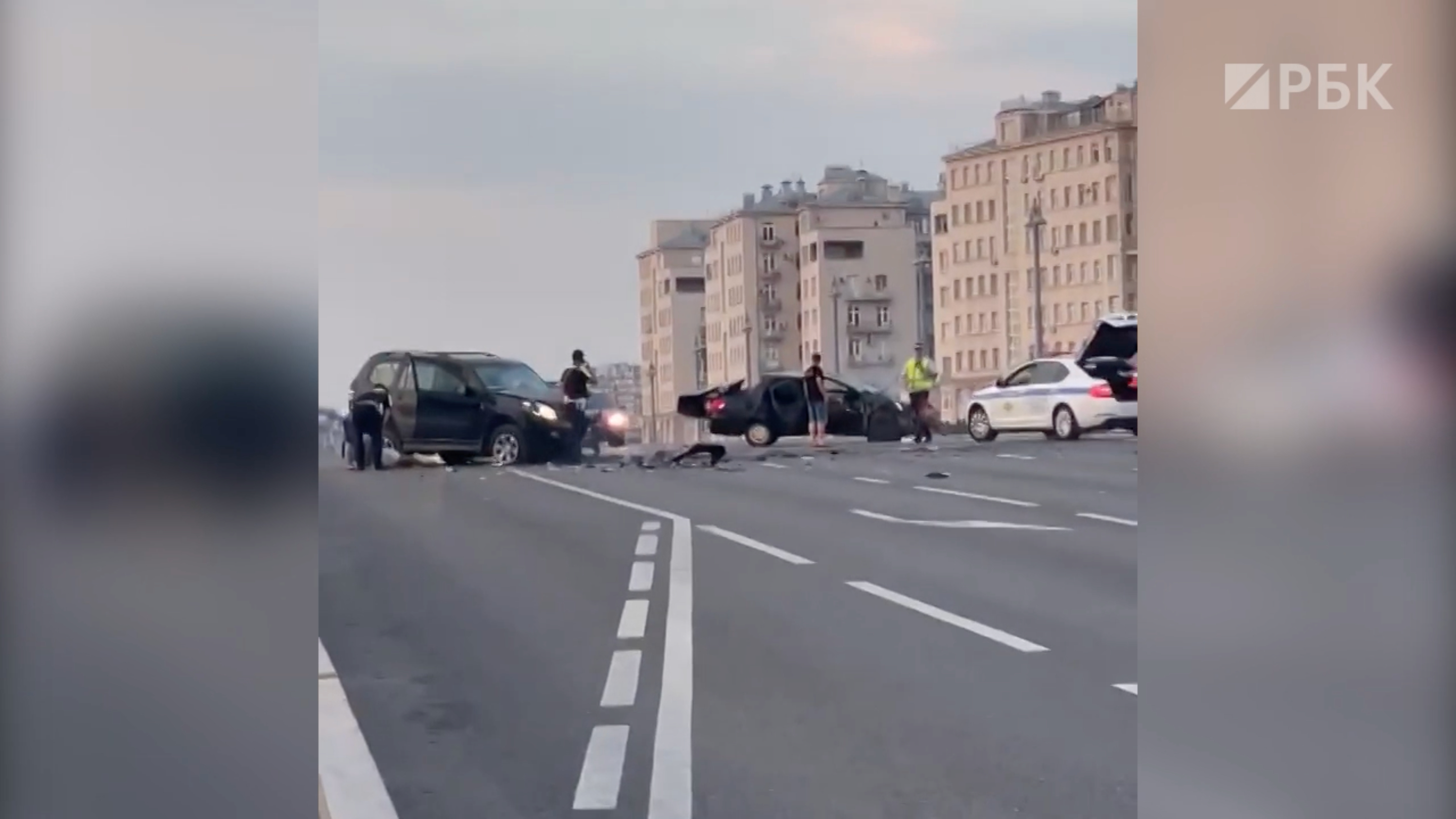 Авария с двумя машинами на Большом Каменном мосту в Москве. Видео