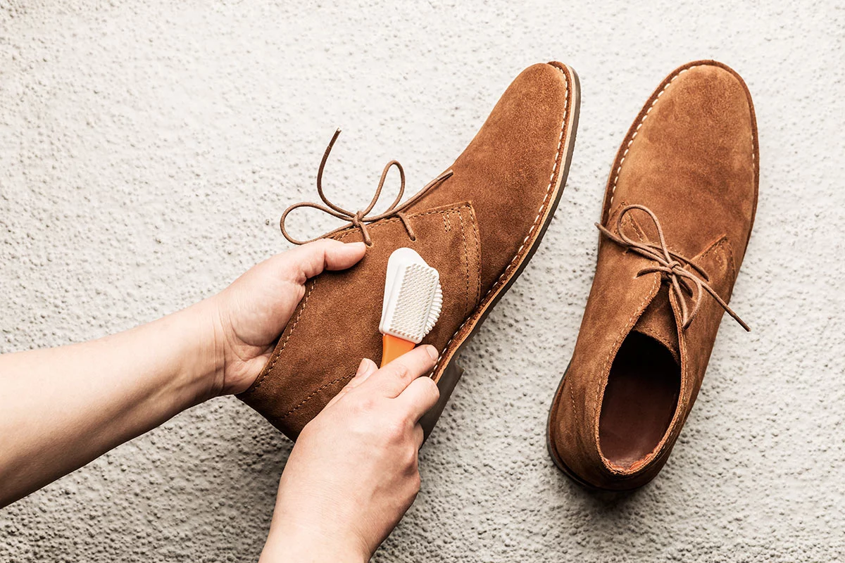 Как домашними и специальными средствами восстановить замшевую обувь?