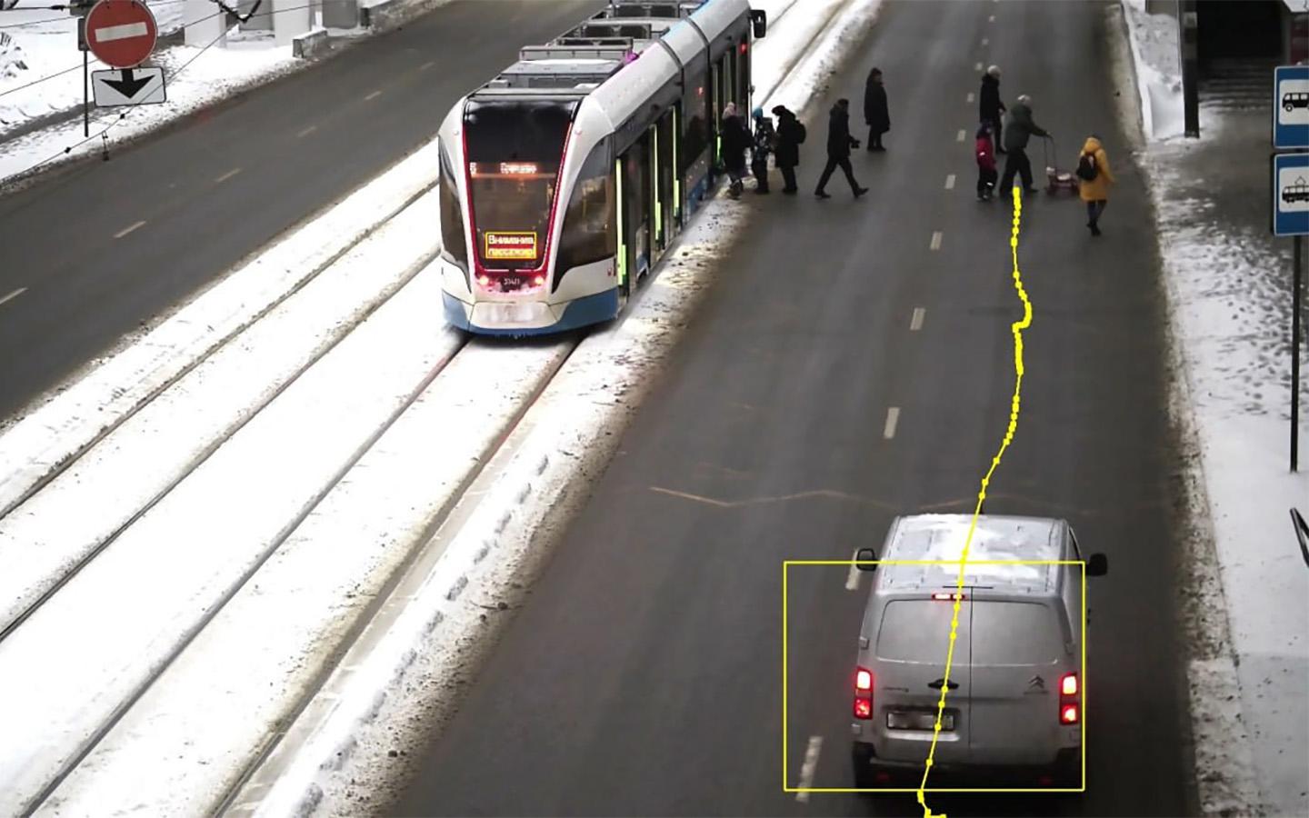 Камеры начали фиксировать непропуск пешеходов к трамваям. Что случилось