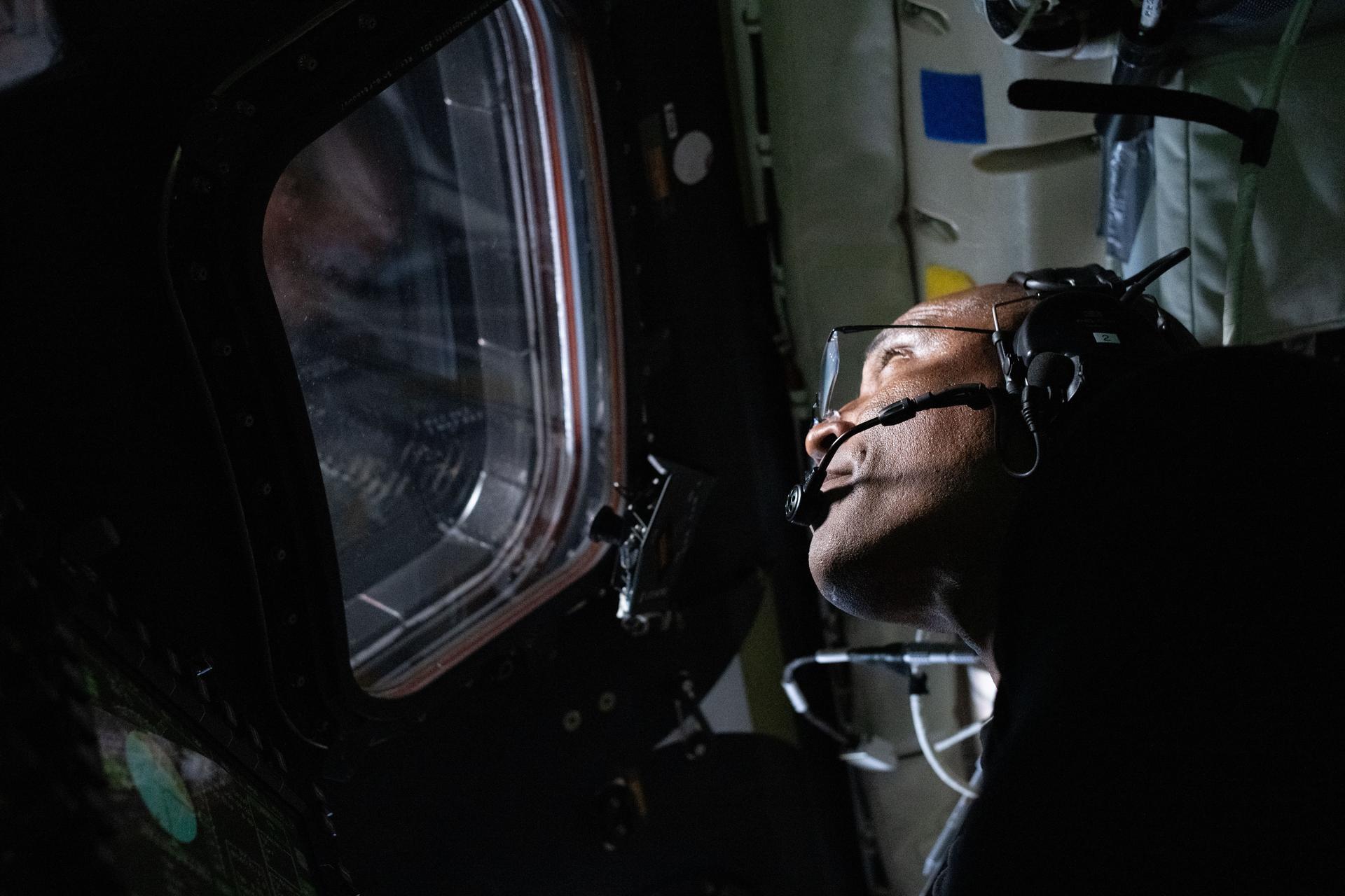 Астронавт NASA и пилот миссии &laquo;Артемида II&raquo; Виктор Гловер изображен на фотографии в космическом корабле &laquo;Орион&raquo; во время пролета&nbsp;мимо Луны. Гловер и его коллеги по экипажу провели около семи часов, по очереди наблюдая в иллюминаторы &laquo;Ориона&raquo; и собирая научные данные для передачи своей команде на Земле. В момент максимального сближения они приблизились к поверхности Луны на расстояние 4067 миль (6545,2 км).