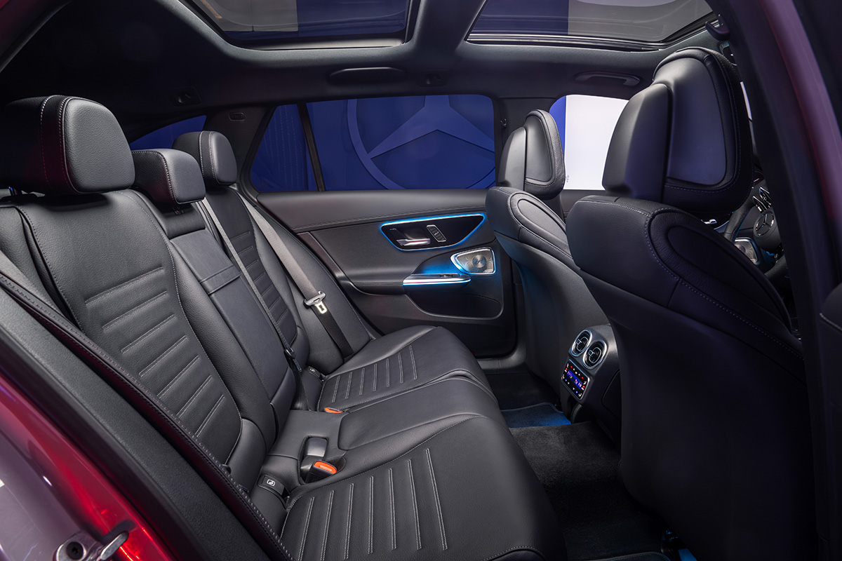 Объем багажника составляет 455 л для седана C-Class и 490 л для универсала. В версиях PHEV объем багажника уменьшается до 315 и 360 л соответственно из-за расположения аккумуляторной батареи