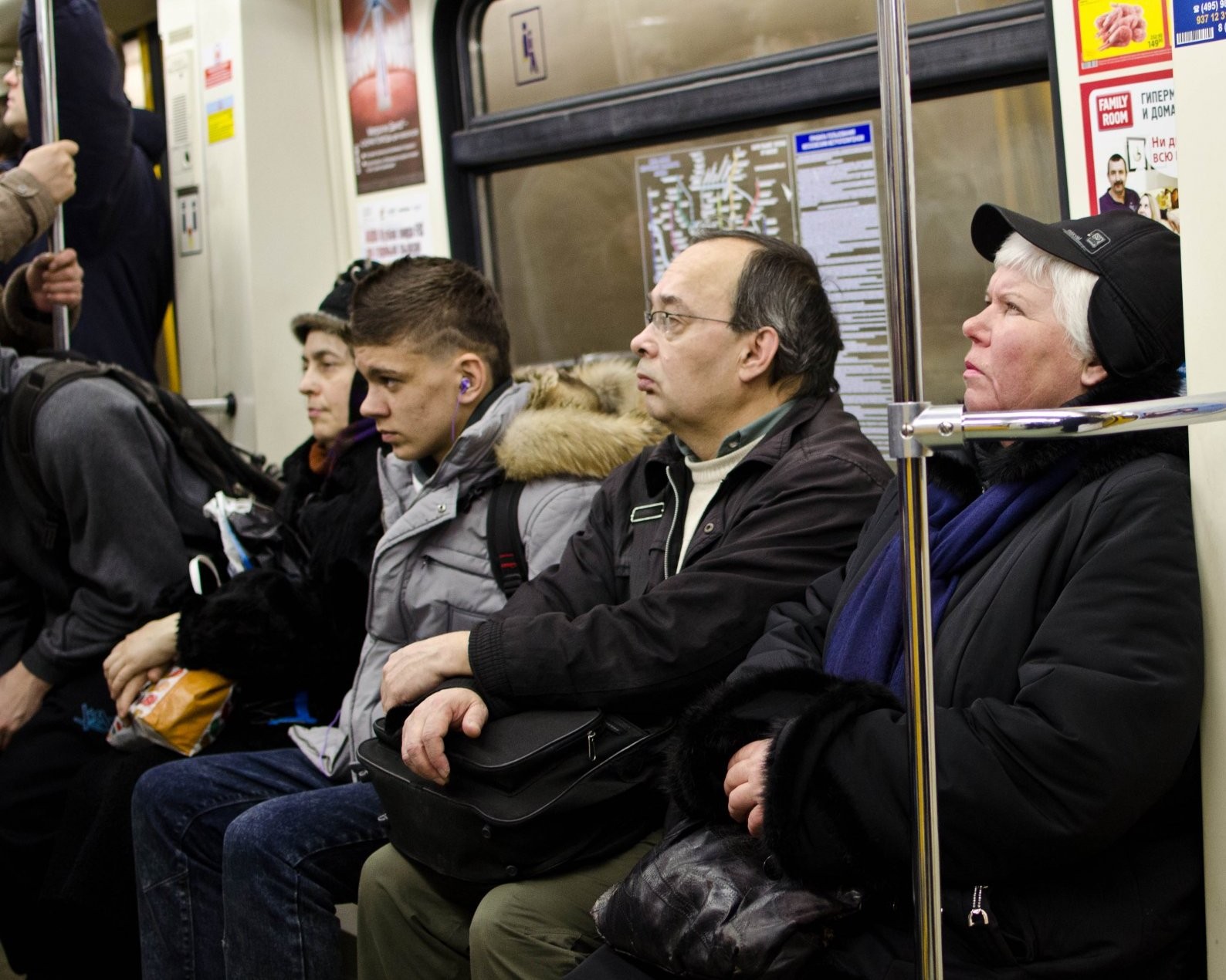 Происходит на общественном транспорте. Люди в метро. Люди в транспорте. Люди сидят в общественном транспорте. Люди в общественных местах.