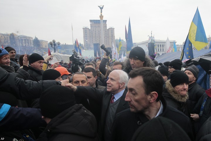 Сенатор Джон Маккейн выступил на Евромайдане
