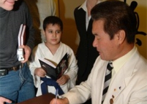 Японский каратист Хацуо Рояма встретился в Москве с поклонниками