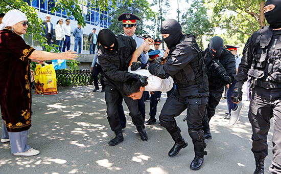 Во время протестов в&nbsp;Алма-Ате, 21 мая 2016 года
